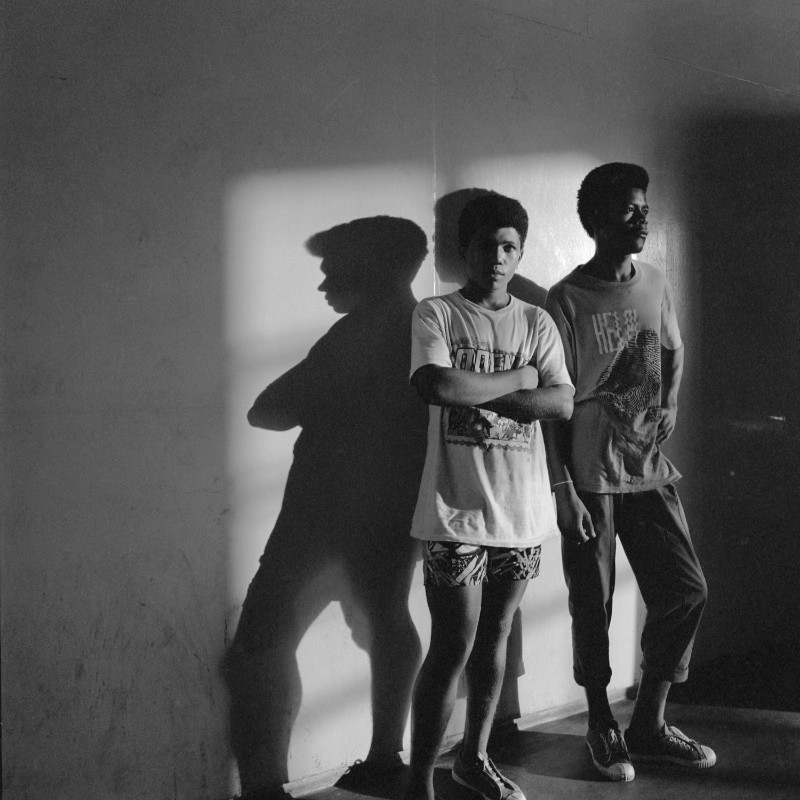 Deux Amis Éclairés par le Soleil sur l'Elevador Lacerda - Salvador