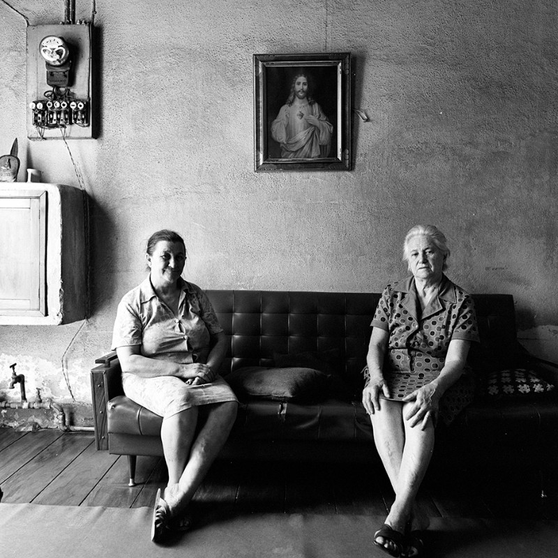 Deux Femmes Assises sur le Canapé et Jésus-Christ - São Paulo