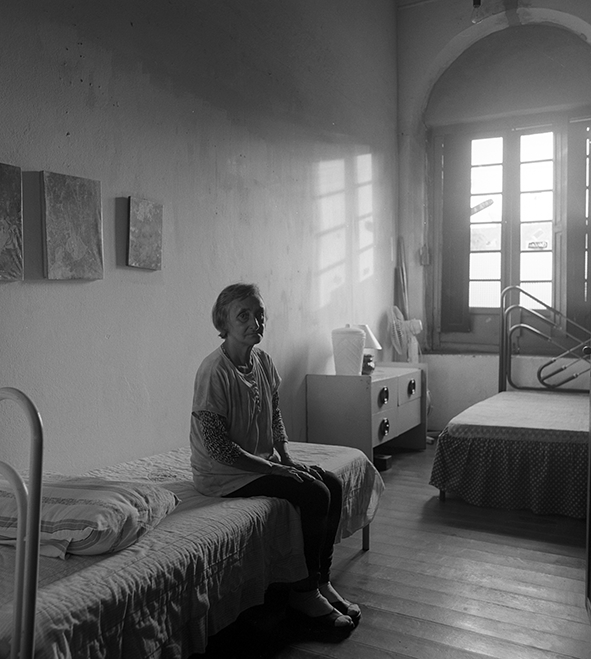 Femme Seule Assise sur son Lit - São Borja